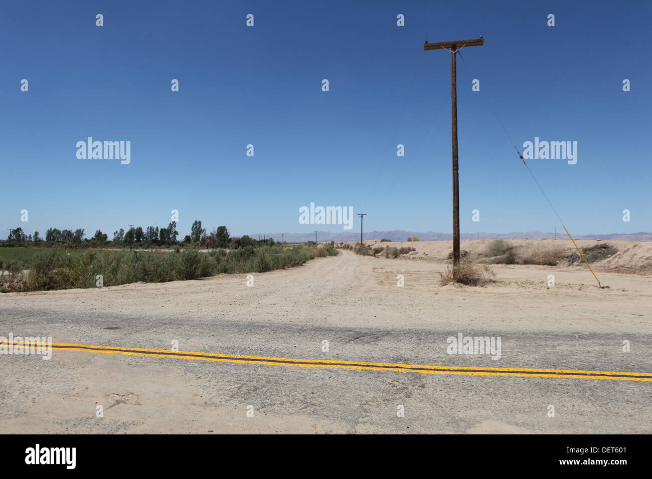 Strada desolata in Colorado il deserto che conduce alla città di Soletta Foto Stock