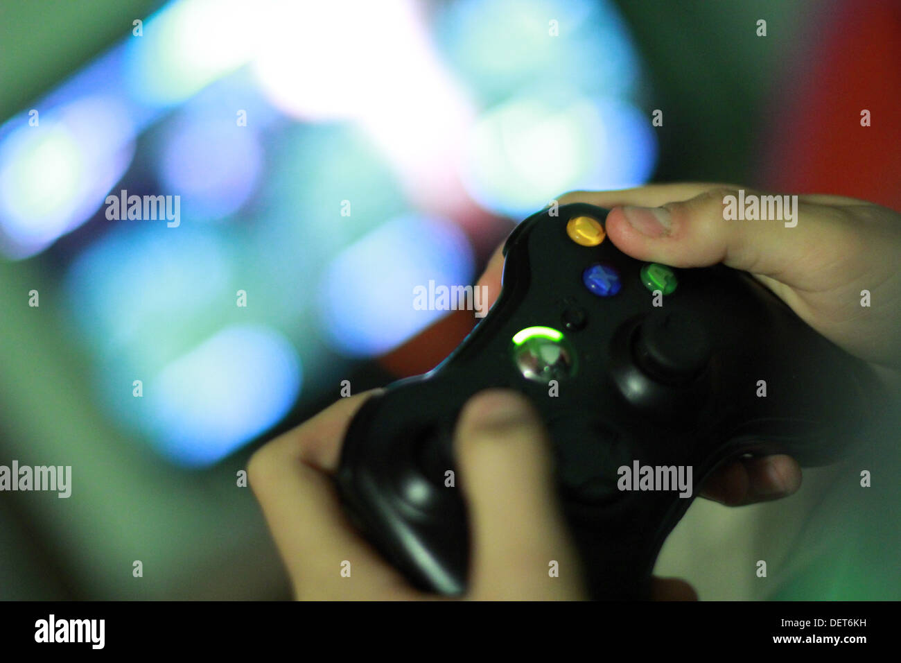 Un capretto sta giocando con la Xbox 360. Foto Stock