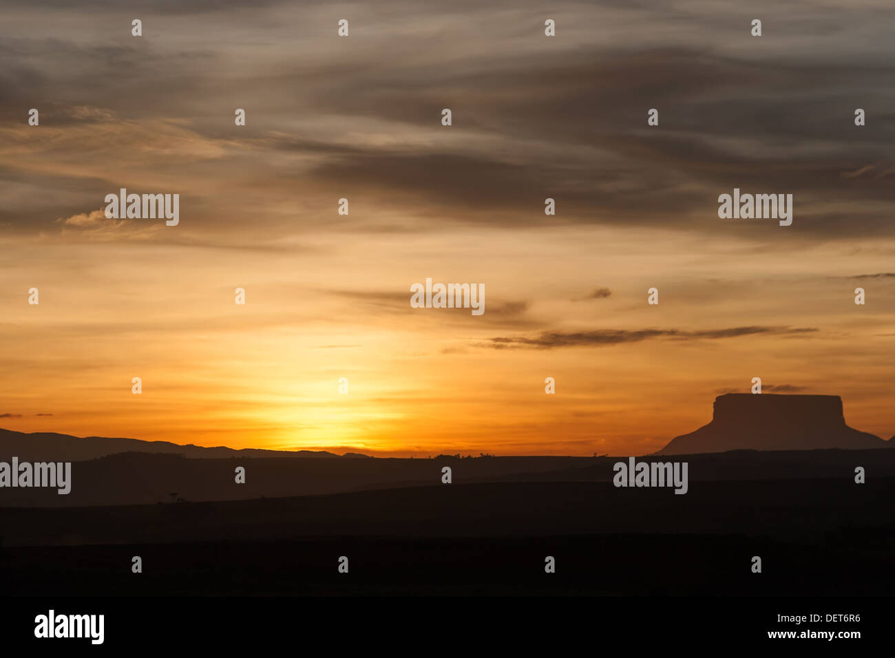 Tramonto e tepui in Gran Sabana, Venezuela Foto Stock