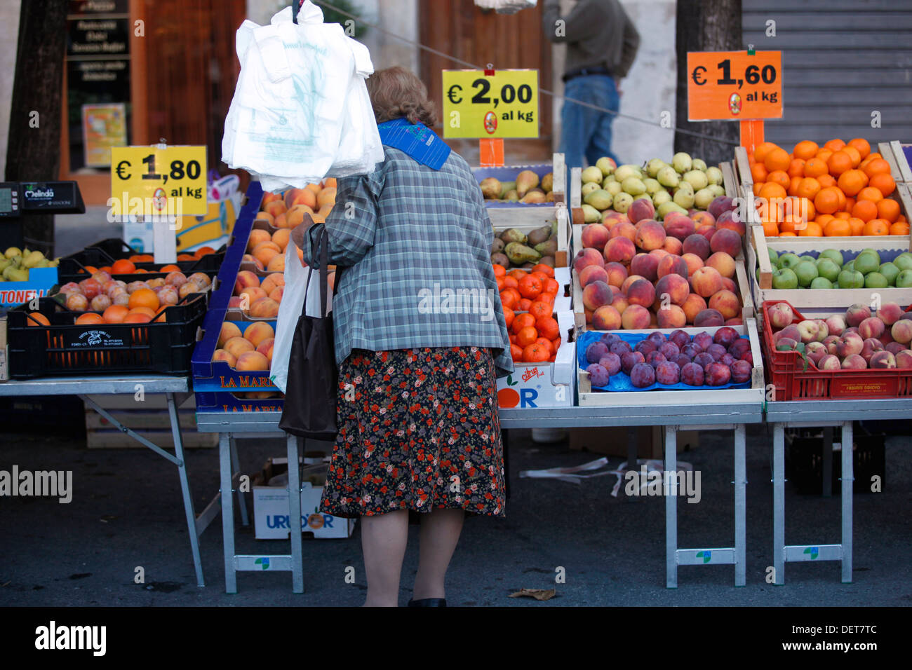 Una signora anziana shopping sul mercato in Piazza Garibaldi a Sulmona, Italia. Foto Stock