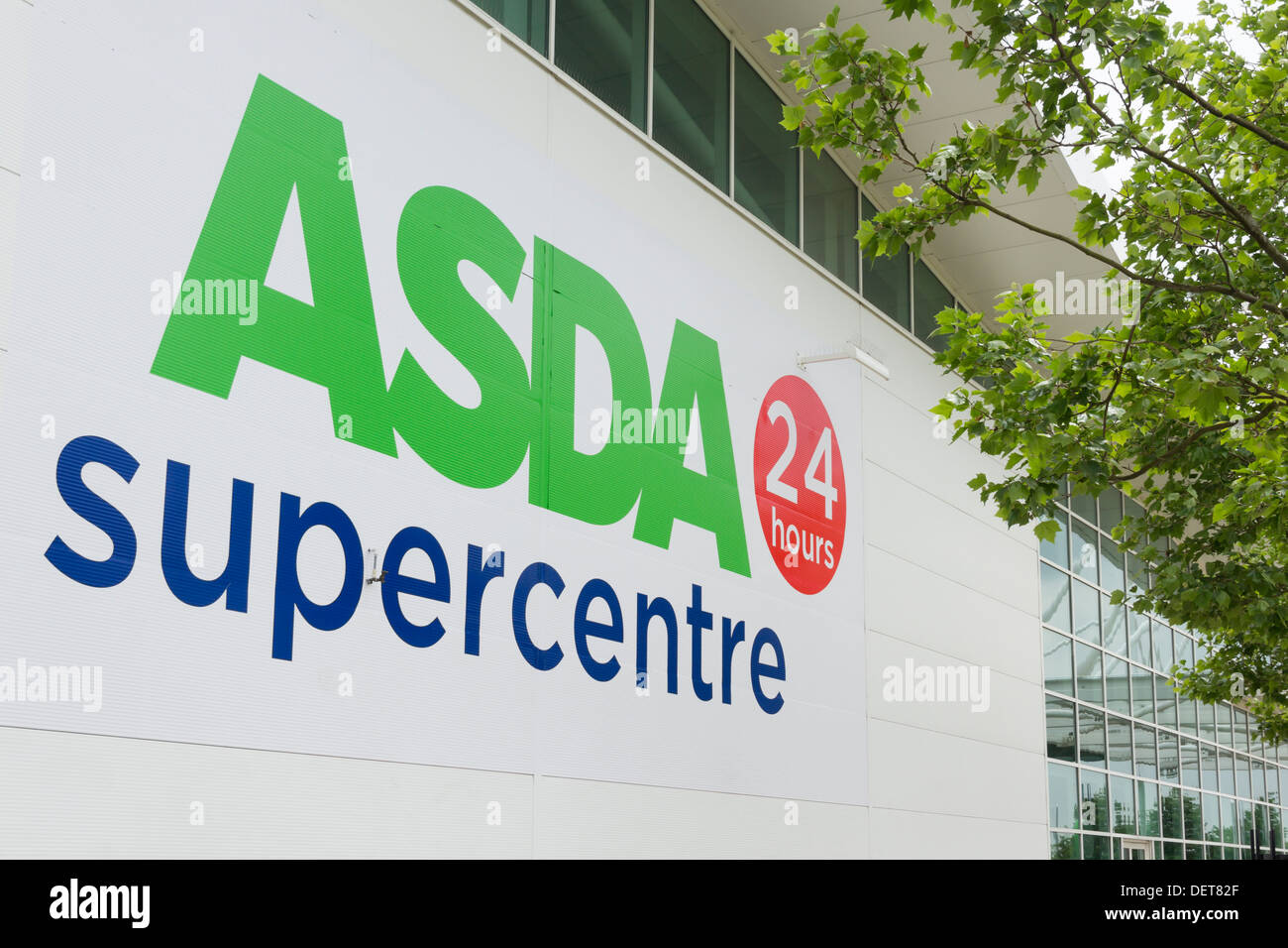 Asda Eastlands Supercenter su Ashton New Road, Manchester. La Asda Supercenters sono tra i più grandi ipermercati NEL REGNO UNITO. Foto Stock