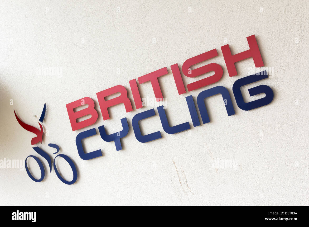 British Cycling logo sulla parte esterna del Velopark ciclistiche nazionali nel centro di Manchester. Foto Stock