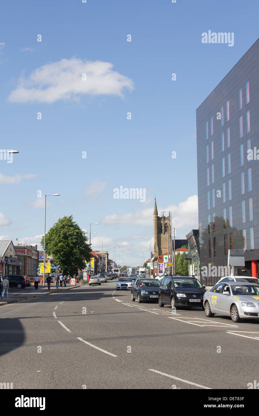 Il traffico voce verso il centro della città di Manchester sulla A665 Cheetham Hill Road, adiacente al Park Inn Hotel, Manchester. Foto Stock