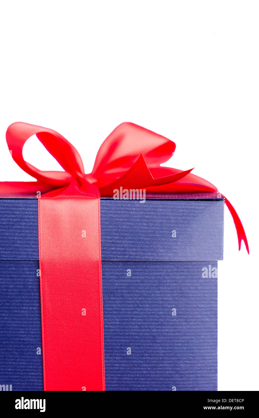 Il blu presente scatola con nastro rosso isolato su bianco Foto Stock