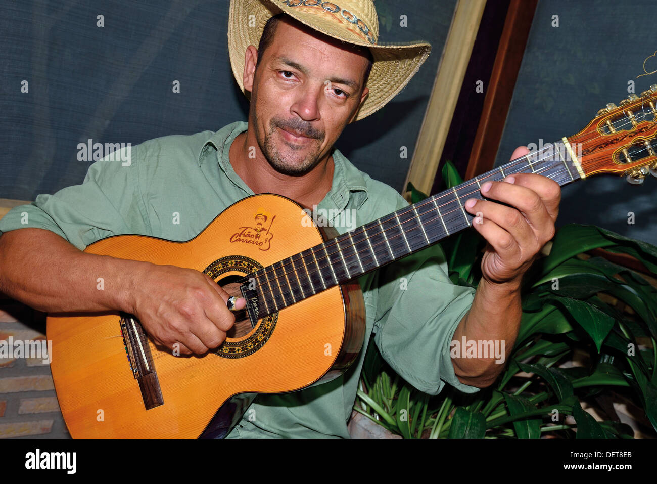 Il Brasile, Pantanal: Edilson è un tour freelance guida qui a suonare la chitarra per gli ospiti della Pousada Rio Claro Foto Stock