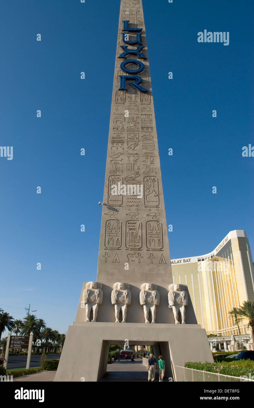 Torre obelisco di Luxor Hotel Casino Las Vegas Nevada USA Foto Stock