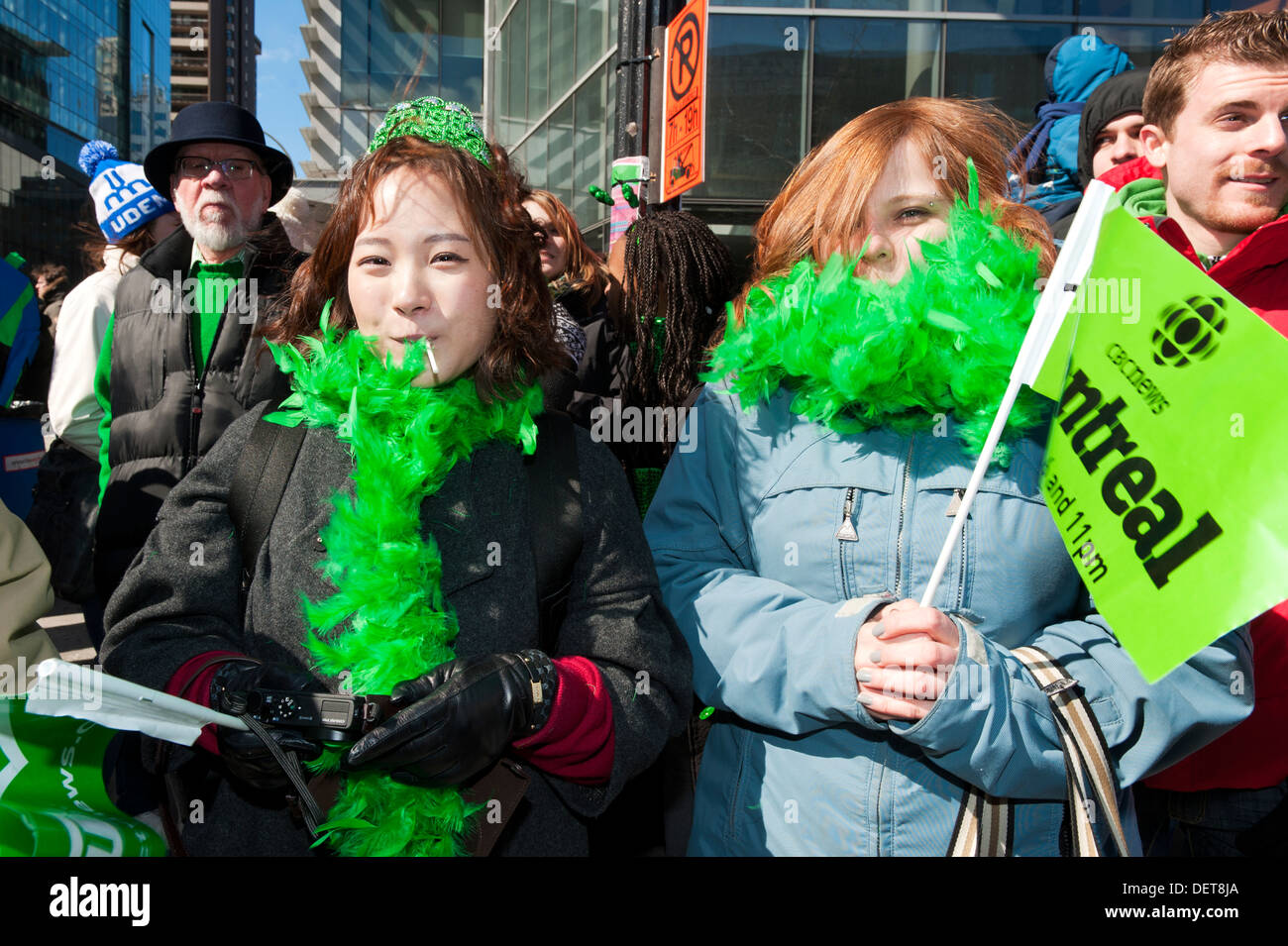 Persone che frequentano i il giorno di San Patrizio parade di Montreal, provincia del Québec in Canada. Foto Stock