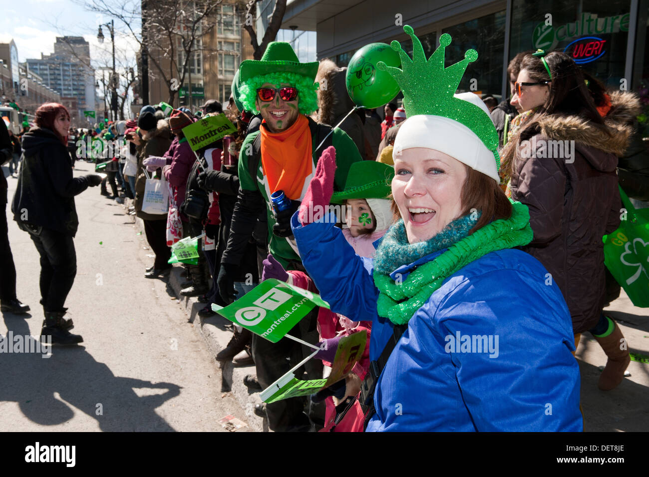 Donna sorridente frequentando il giorno St-Patricks parade di Montreal, provincia del Québec in Canada Foto Stock