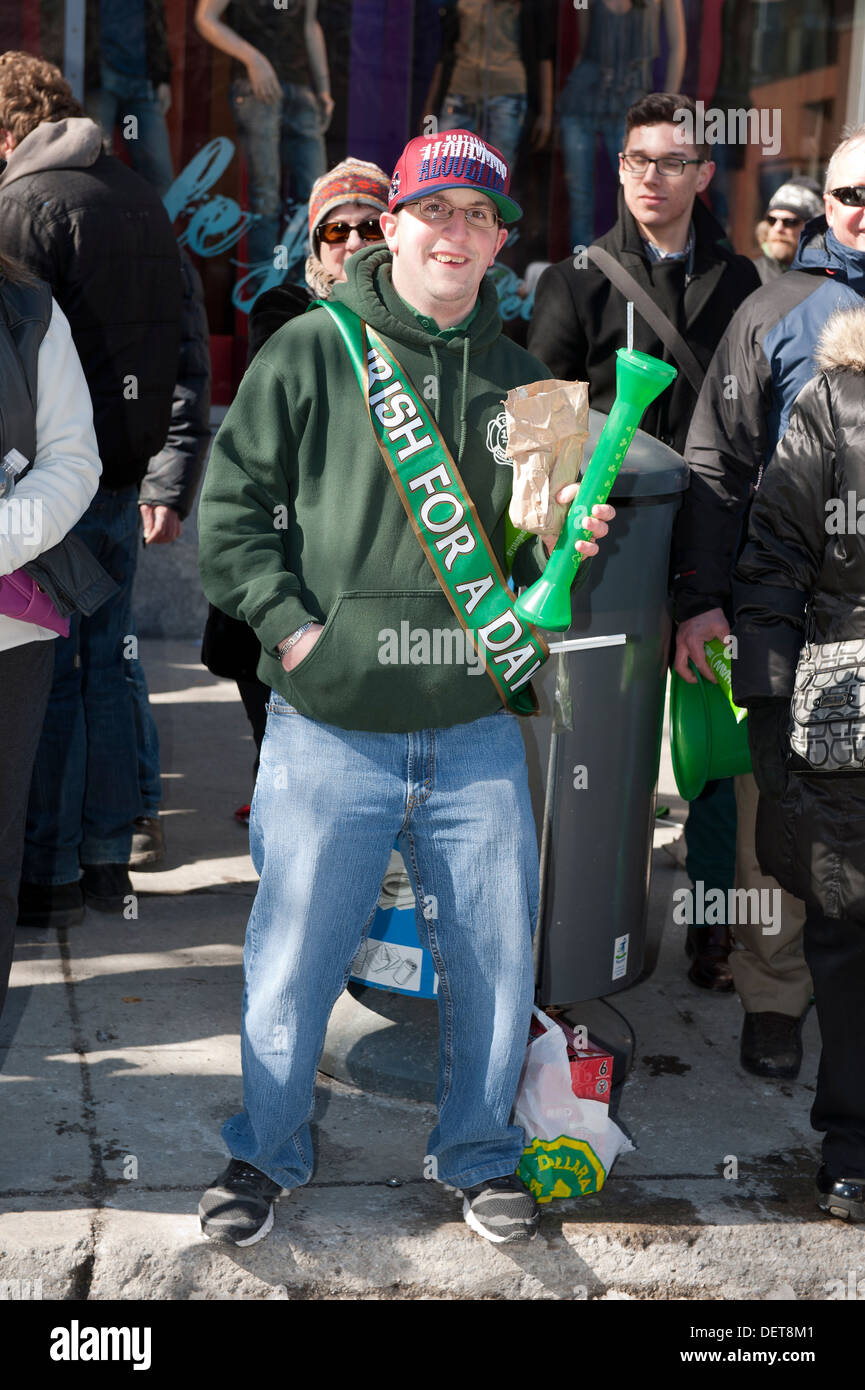 Giovane uomo che frequentano il il giorno di San Patrizio parade di Montreal, provincia del Québec in Canada. Foto Stock