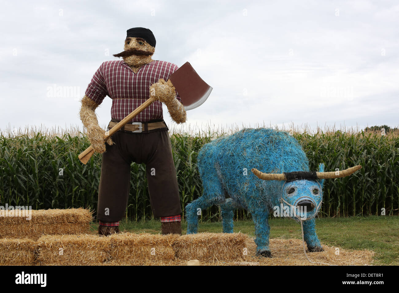 Statue di Paul Bunyan e Babe il bue blu fatte di fieno a recidere il labirinto di mais in Shakopee, Minnesota. Foto Stock