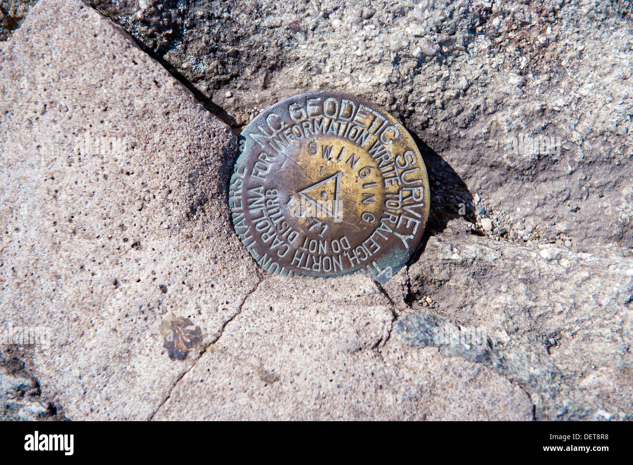 Geodetic Survey marcatura impostata in rock in cima al nonno di montagna, North Carolina, Stati Uniti d'America. Foto Stock