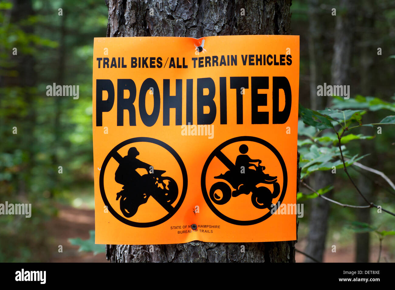 'Percorso bike/tutti i veicoli fuoristrada sono vietate" segno inchiodati ad un albero su un sentiero escursionistico. Foto Stock