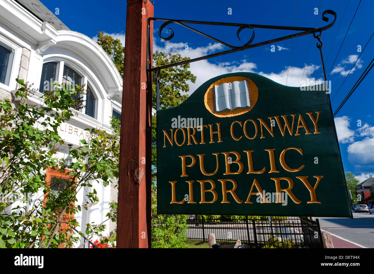 Appendere in legno segno per North Conway biblioteca pubblica, New Hampshire, Stati Uniti d'America. Foto Stock