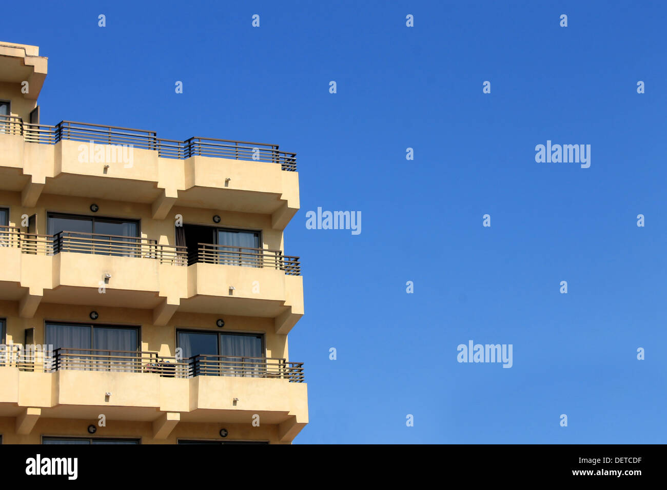 Il vecchio edificio alberghiero con cielo blu sullo sfondo. Foto Stock