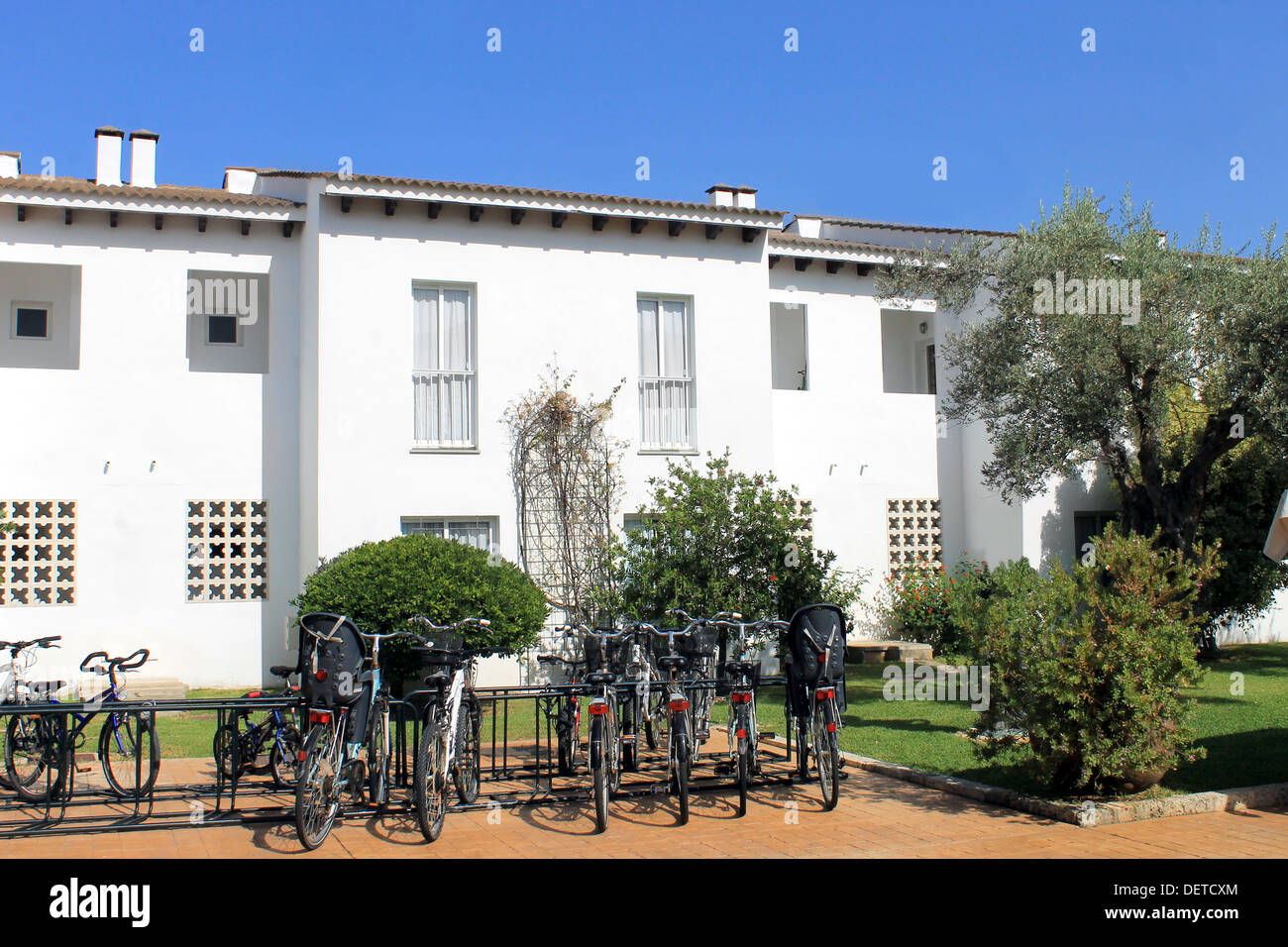 Appartamenti di vacanza in Spagna con la fila di biciclette in primo piano. Foto Stock