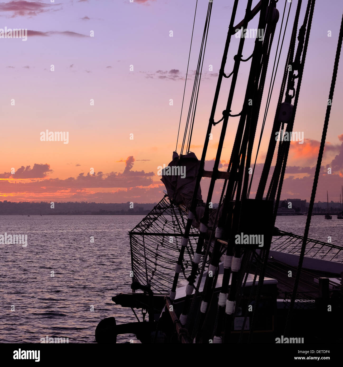 Ora blu dopo il tramonto visto attraverso manovre di Tall Ship Californian in silhouette ormeggiato a Embarcadero San Diego California Foto Stock