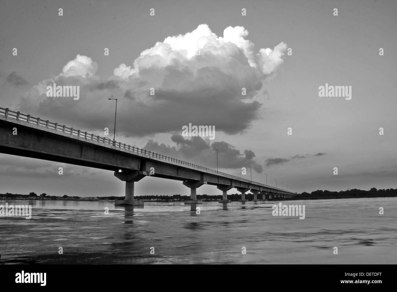 Fotografia in bianco e nero di un ponte sul fiume Krishna Foto Stock