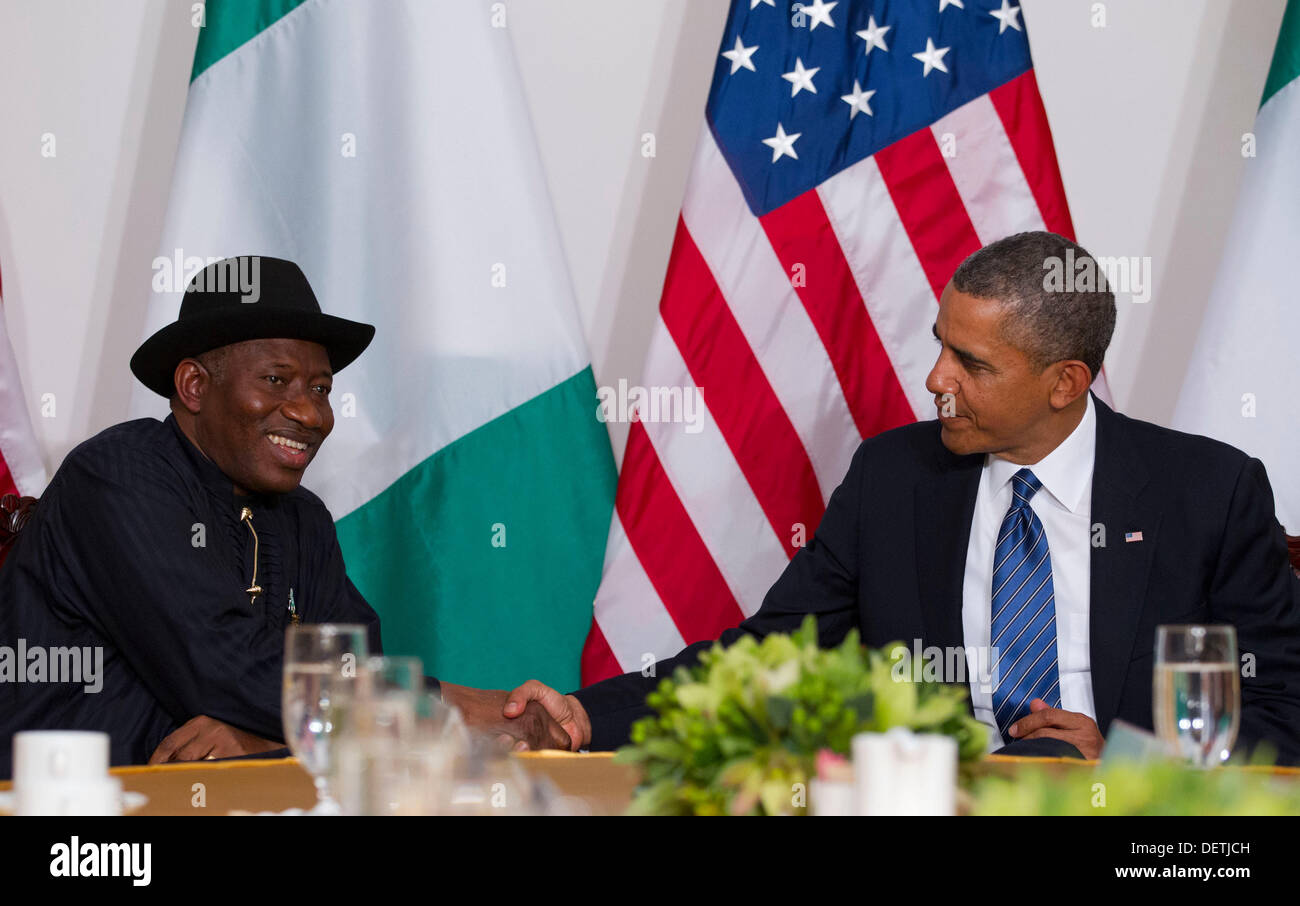 New York, New York. 23 sett, 2013. Presidente Goodluck Jonathan della Nigeria e del Presidente degli Stati Uniti Barack Obama si incontrano a New York New York, lunedì 23 settembre, 2013. Credito: Jin Lee / Pool via CNP/dpa/Alamy Live News Foto Stock