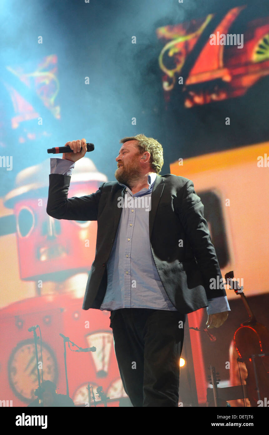 Guy Garvey dalla band britannica gomito al Jodrell Bank Observatory nel Cheshire, Inghilterra Foto Stock