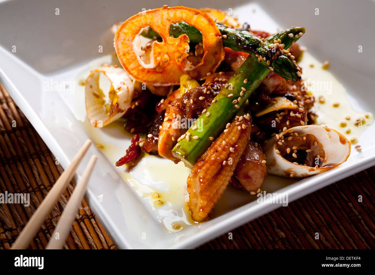 Con insalata di verdure grigliate. Foto Stock