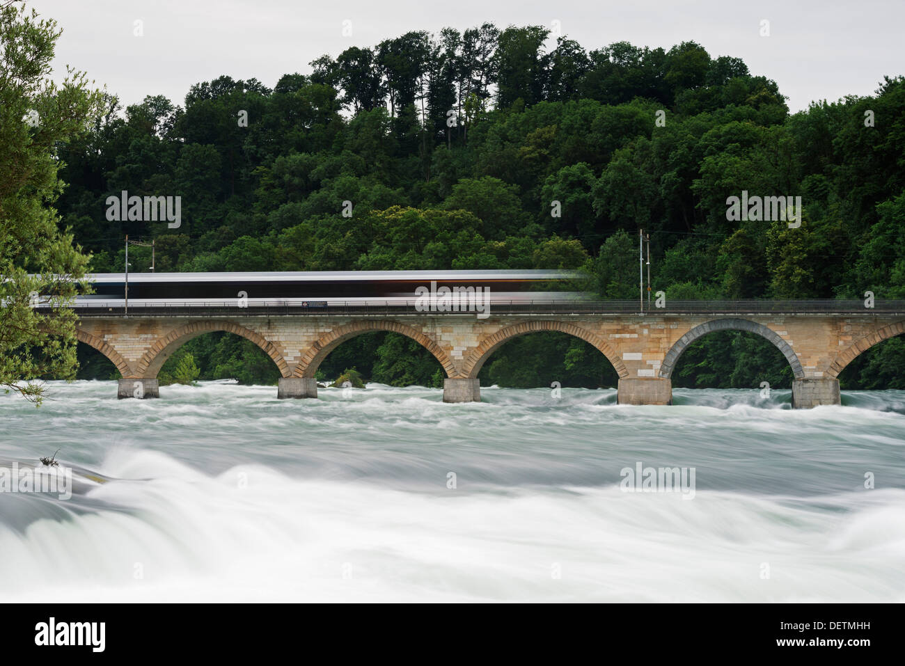 L'Europa, la Svizzera, Sciaffusa, Rheinfall, cascata più grande in Europa, treno sul viadotto Foto Stock