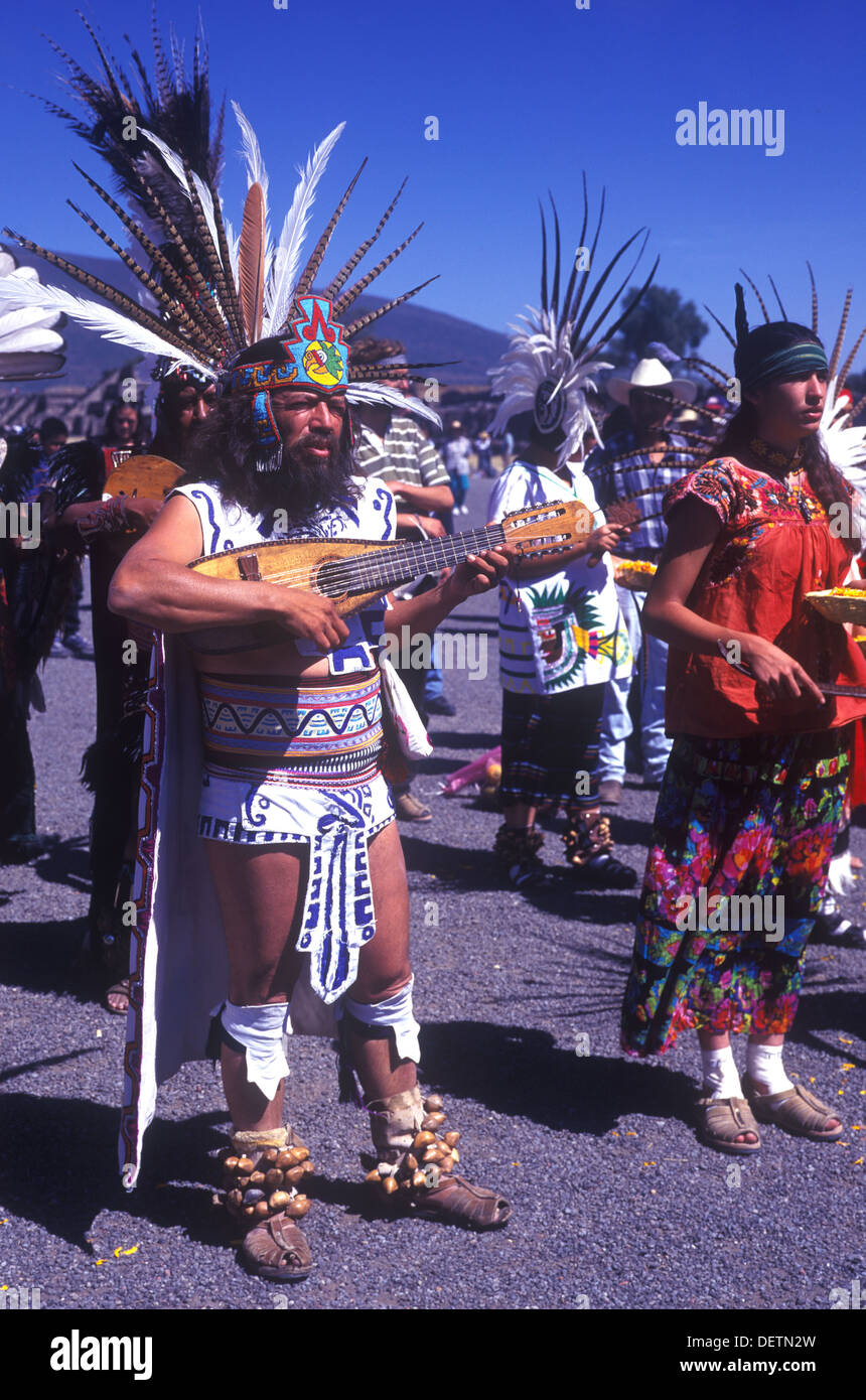 Tradizionalmente condita figure al sito di Teotihuacan in Messico Foto Stock