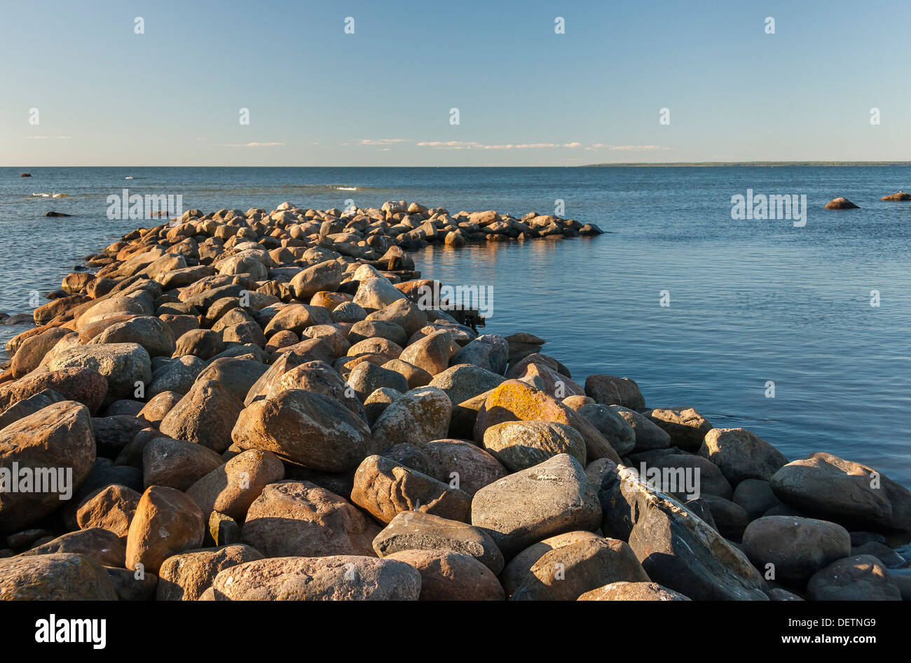 Ciottoli mole di pietra in mare Foto Stock