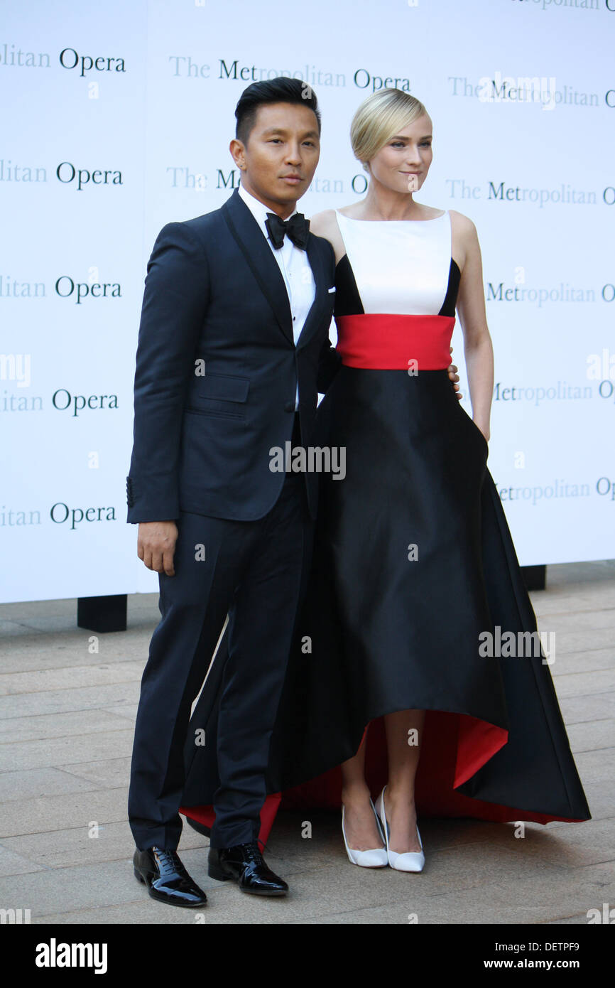 New York, Stati Uniti d'America. 23 sett, 2013. Diane Kruger e Prabal Gurung arrivano per la stagione di apertura della Metropolitan Opera di New York, Stati Uniti d'America, 23 settembre 2013. Pyotr Tchaikovsky opera Eugene Onegin aperto il soddisfatto della nuova stagione. Il Metropolitan Opera è considerato uno dei migliori del mondo opera case e l'apertura di stagione è sempre un evento importante di New York la società. Foto: Christina Horsten/dpa/Alamy Live News Foto Stock