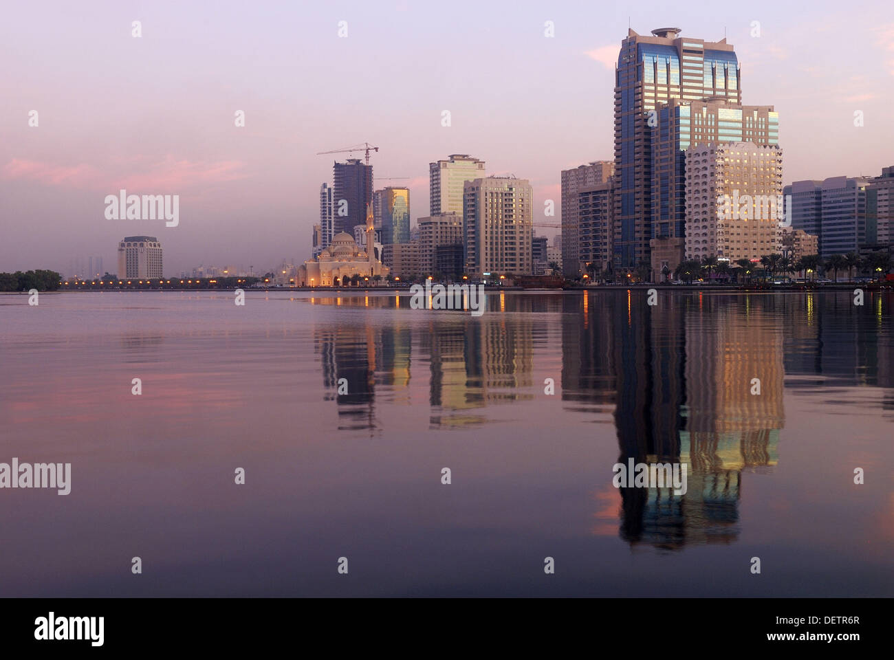 Skyline e Corniche della città di Sharjah, emirato Sharjah Emirati Arabi Uniti, Emirati arabi uniti, in Arabia, in Medio Oriente e Asia Orientale Foto Stock