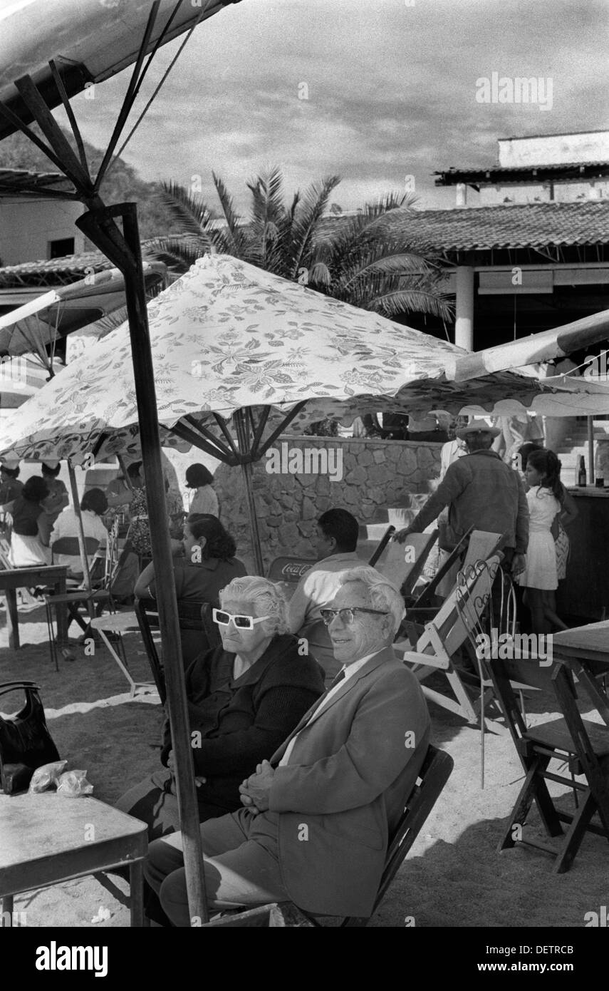 Mazatlan Mexico1970. Una coppia anziana di turisti che godono del sole invernale in un caffè sulla spiaggia Stato messicano Sinaloa 1973. HOMER SYKES Foto Stock