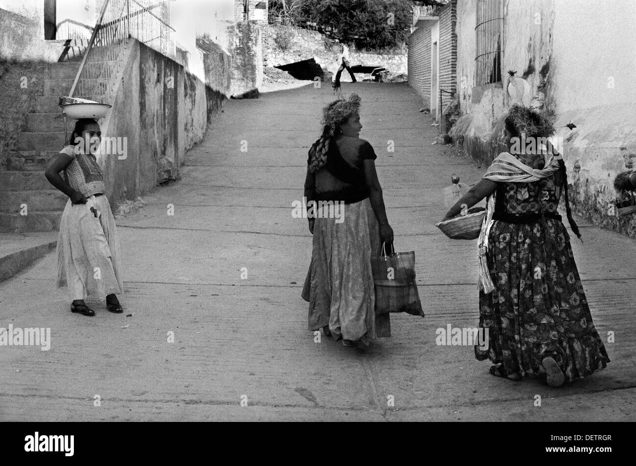 Tehuantepec Oaxaca anni '1970 Messico indigene messicane donne in tradizionale abito Tehuana. Strade secondarie sulla strada di casa, una donna con la ciotola bilanciata sulla testa. 1973 HOMER SYKES Foto Stock