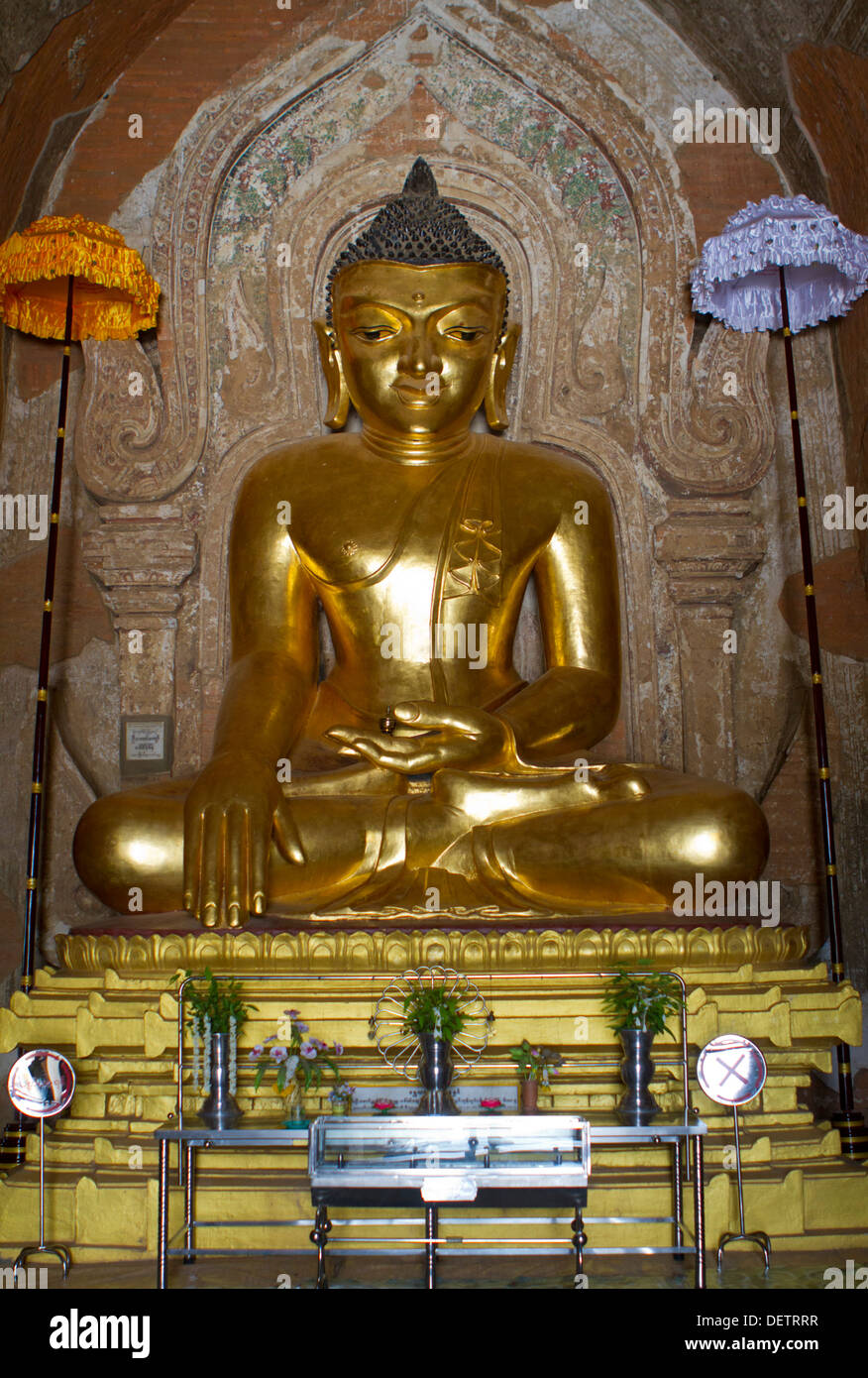 Un'immagine del Buddha in un tempio nella pianura a nord di Bagan. Foto Stock