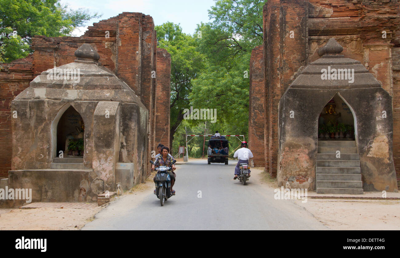 La gente ride through porta Tharaba a Bagan. Foto Stock