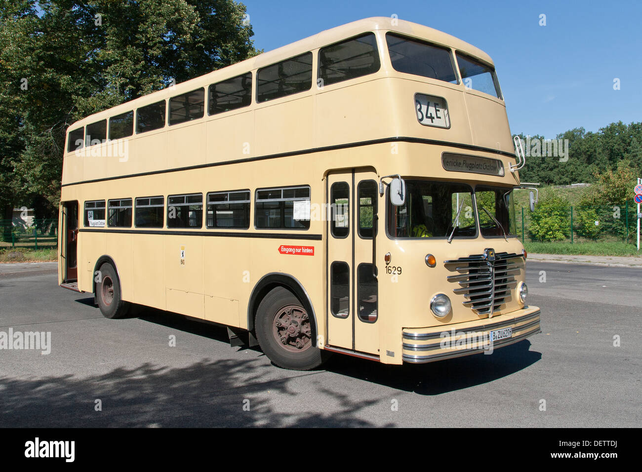 Un Vintage double decker bus in Berlin Foto Stock