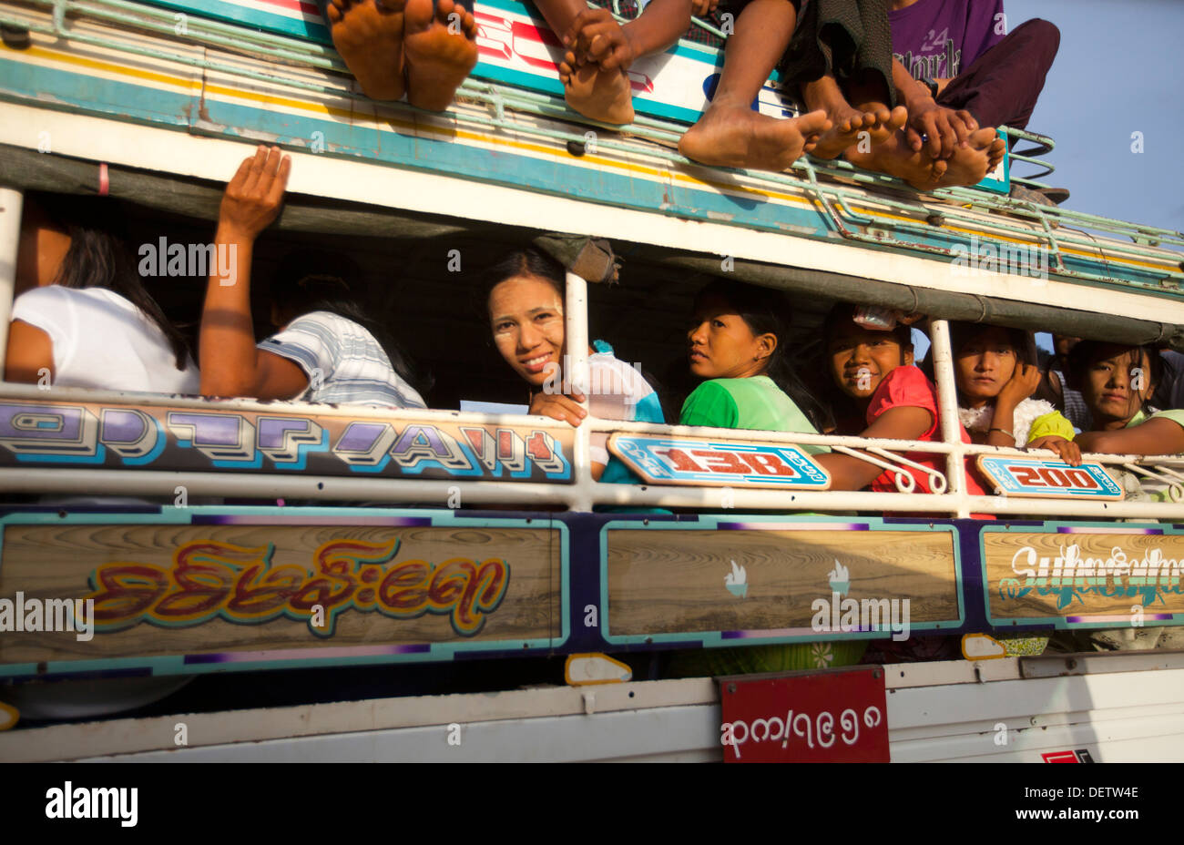 Popolo birmano ride su un bus di Bagan, Birmania. Foto Stock