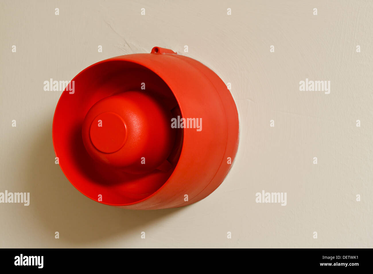 Parete rossa montato fire sirena di allarme utilizzato per avvisare le persone a rischio negli edifici Foto Stock