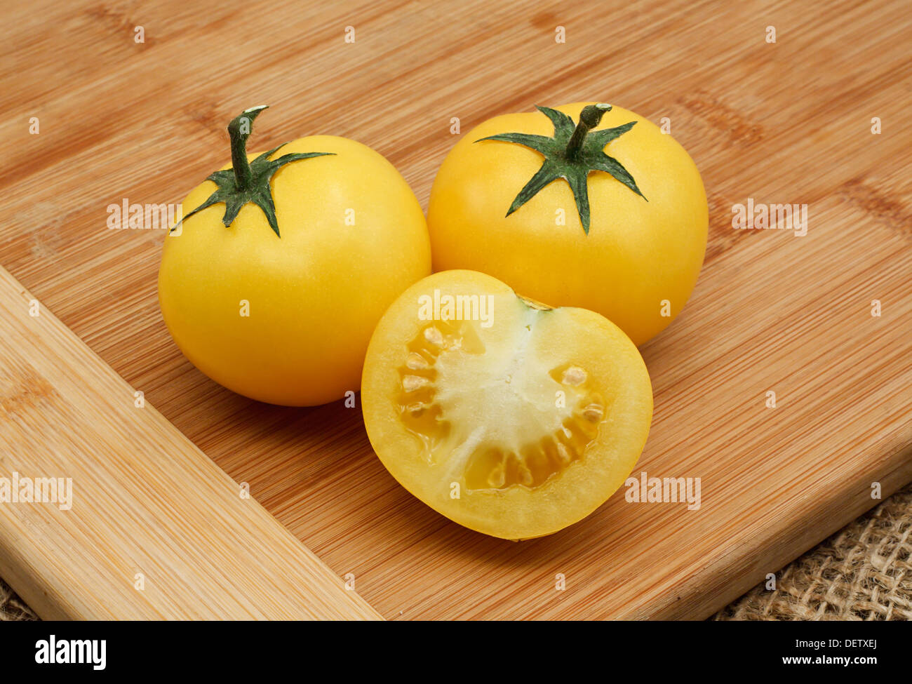 Homegrown giallo pomodoro raccolto da una serra, ortaggi coltivati da un appassionato di giardinaggio Foto Stock