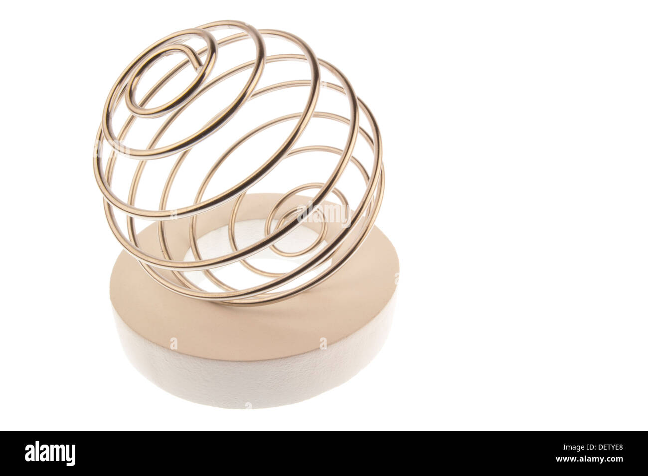 Filo di ferro impigliato in una spirale ball,giacente inclinato a sinistra su un anello bianco Foto Stock