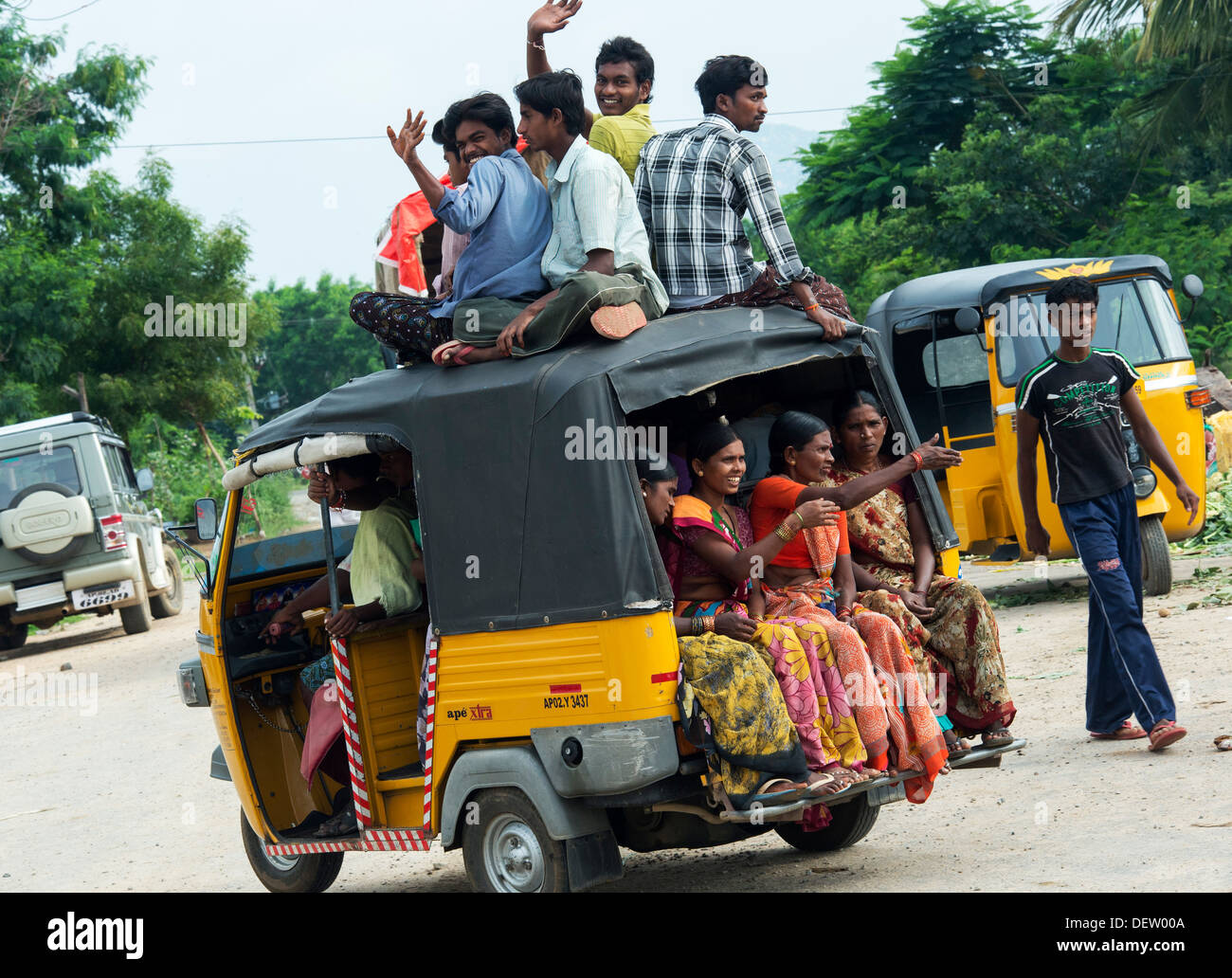 Indian auto rickshaw piena di gente, con i passeggeri seduti sul tetto. Andhra Pradesh, India Foto Stock