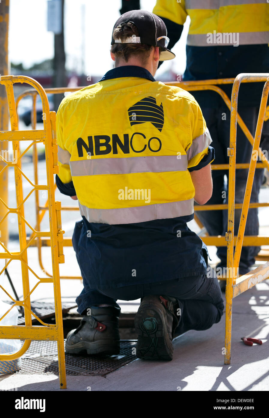 NBN installer a lavorare in Cheltenham vicino a Melbourne, Victoria. Foto Stock