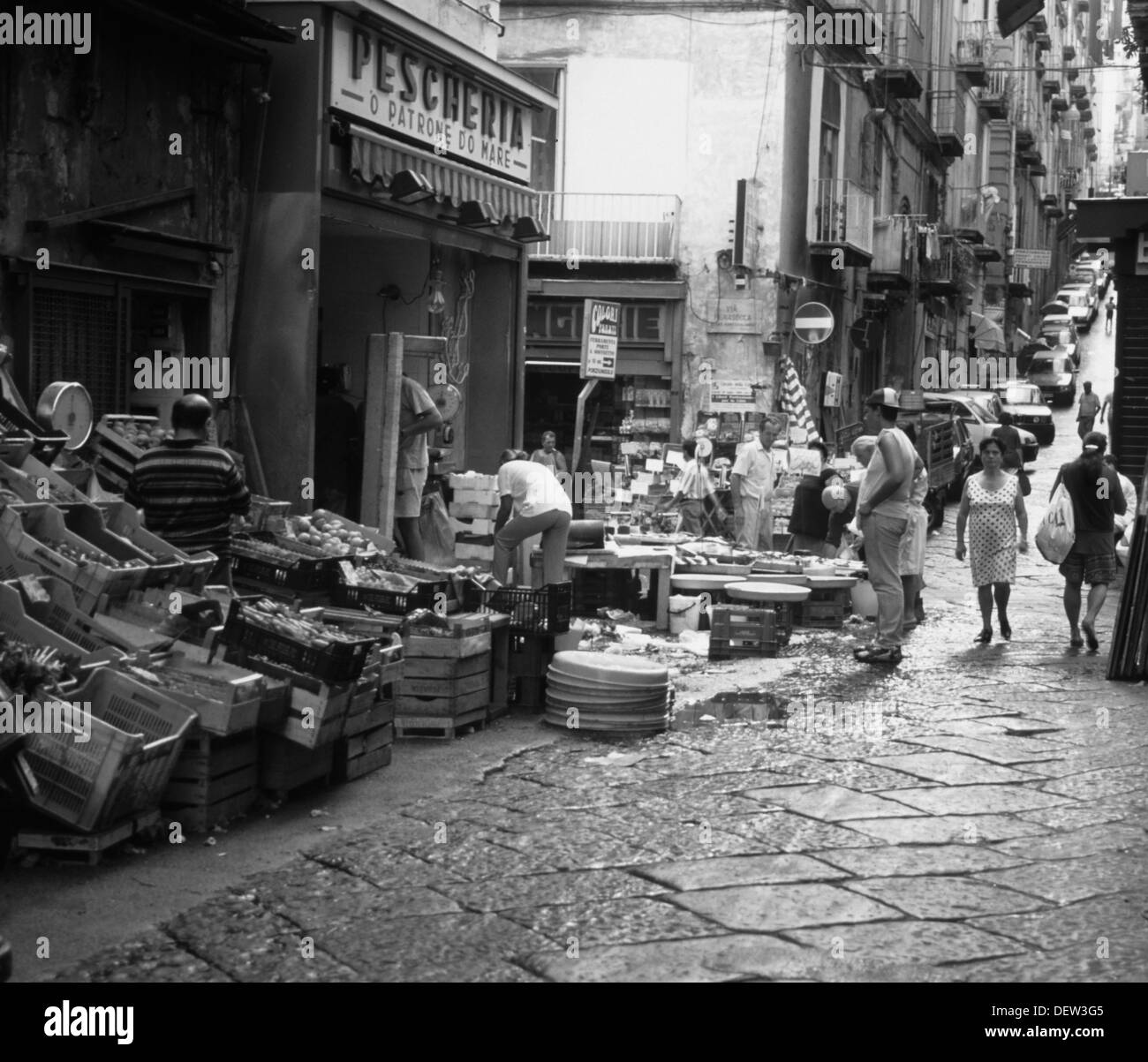 Occupato la scena del mercato intorno a via Pignasecca nel Quartiere Spagnolo di Napoli. Foto Stock