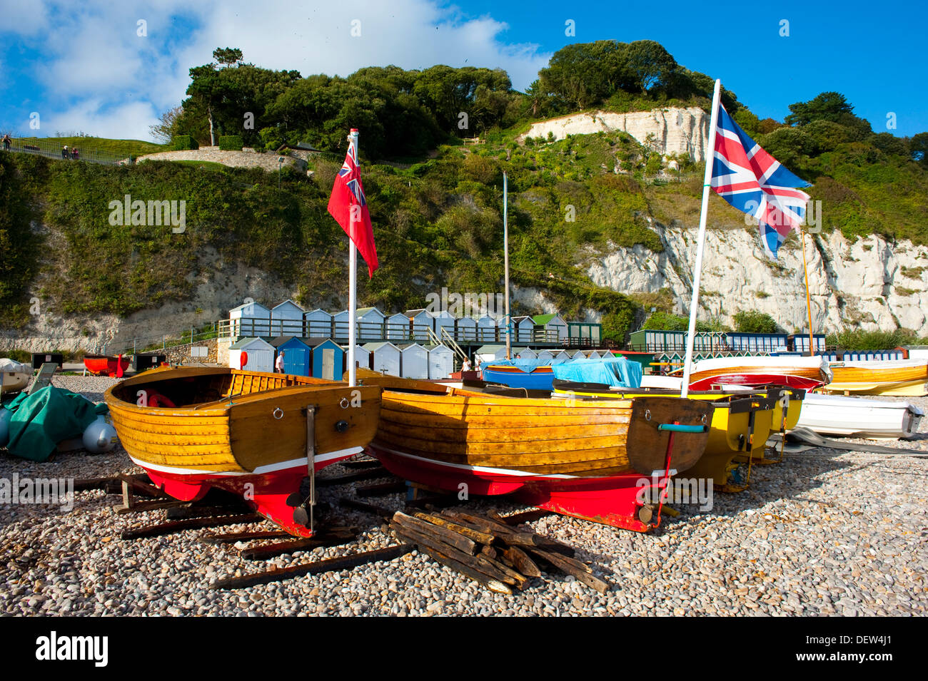Il clinker-costruito barche di legno sulla spiaggia di birra, Devon, Inghilterra, Regno Unito Foto Stock