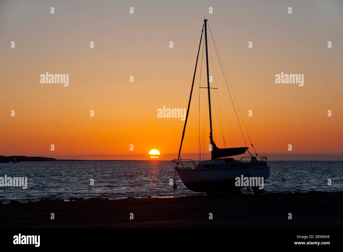 Barca a vela al tramonto Instow Devon England Regno Unito Foto Stock