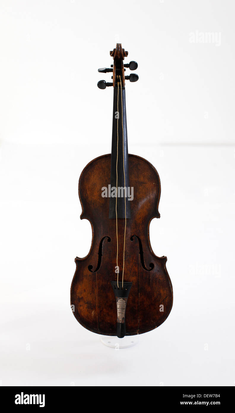 Il violino suonato da bandmaster Wallace Hartley durante gli ultimi momenti prima del naufragio del Titanic Foto Stock