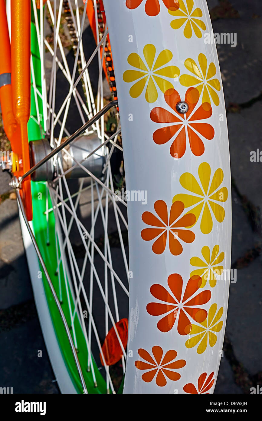Particolare della ruota posteriore della bicicletta con un bel design floreale. Foto Stock