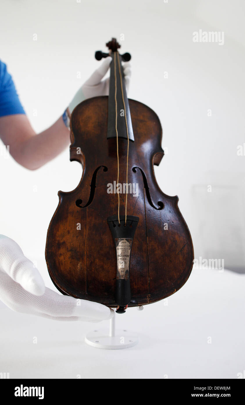 Il violino suonato da bandmaster Wallace Hartley durante gli ultimi momenti prima del naufragio del Titanic Foto Stock