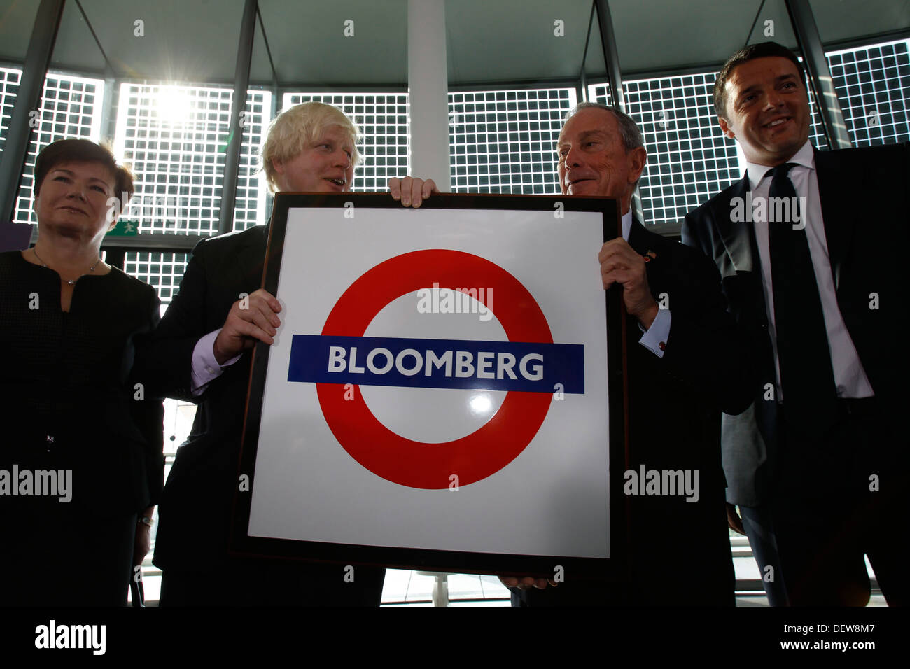 Il sindaco di Londra Boris Johnson, a sinistra, e il sindaco di New York Michael Bloomberg personalizzata con una rete metropolitana di Londra Foto Stock