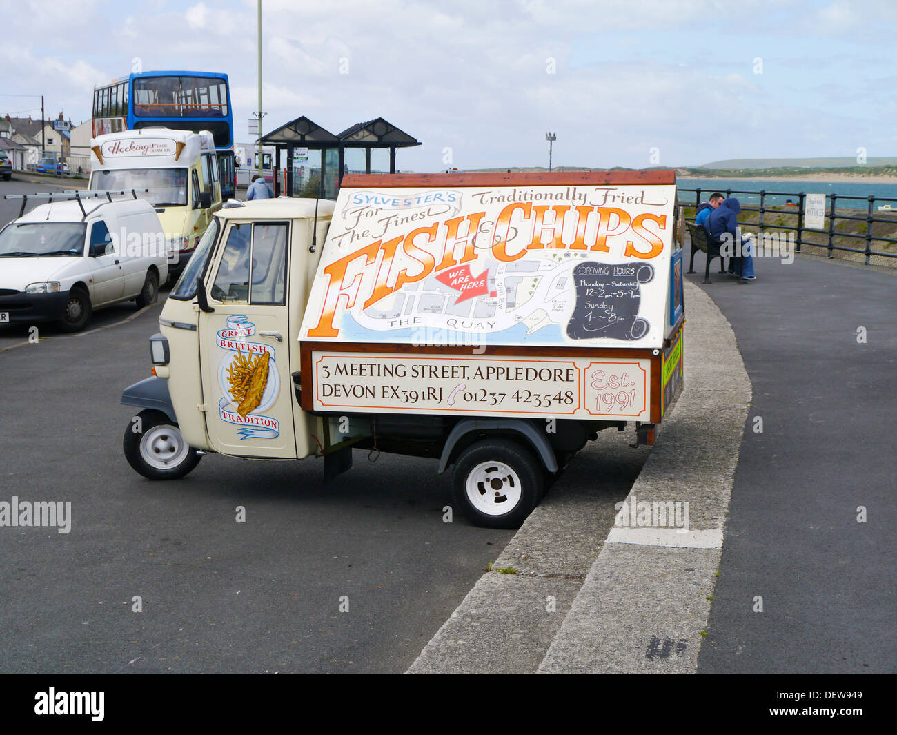 Tre ruote pubblicità pesce e patatine a Appledore, Devon, Inghilterra, Regno Unito Foto Stock
