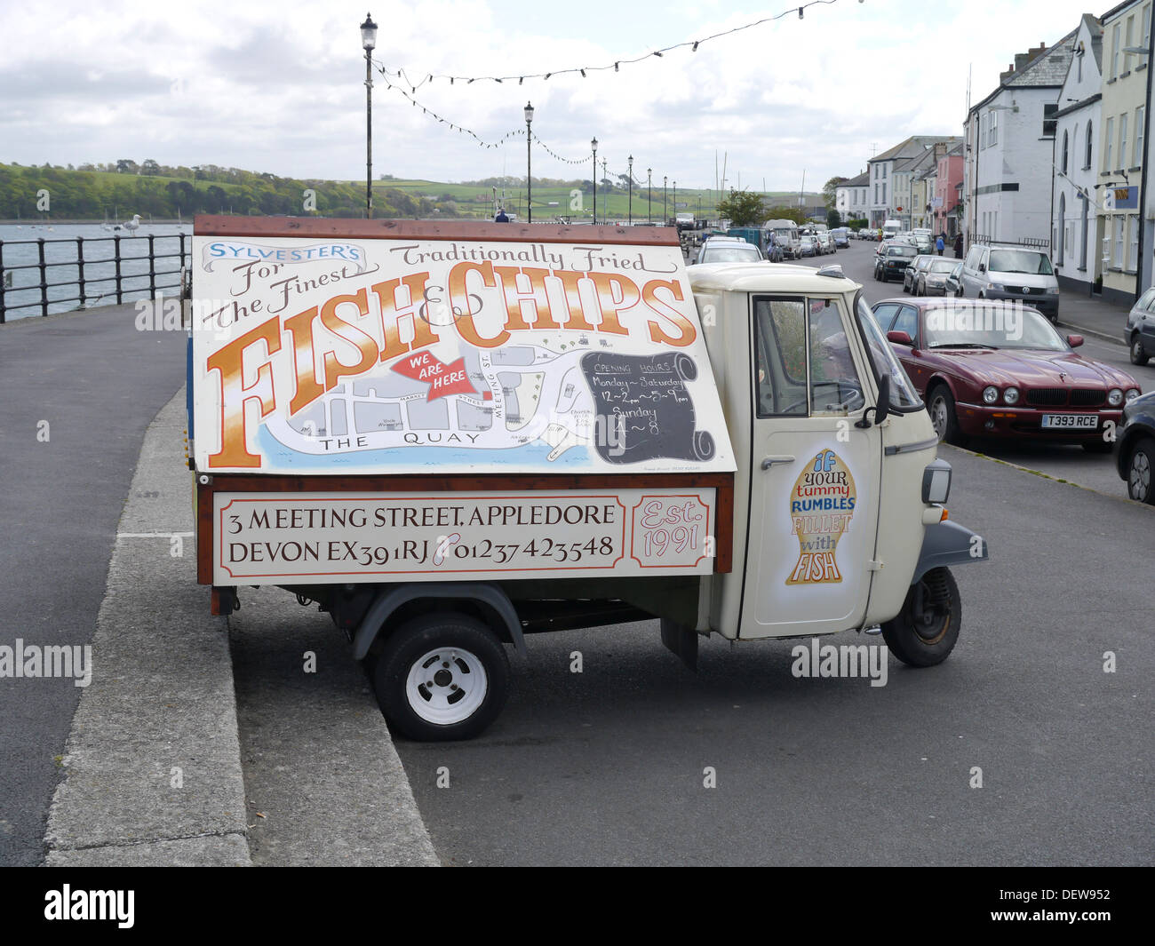 Tre ruote pubblicità pesce e patatine a Appledore, Devon, Inghilterra, Regno Unito Foto Stock