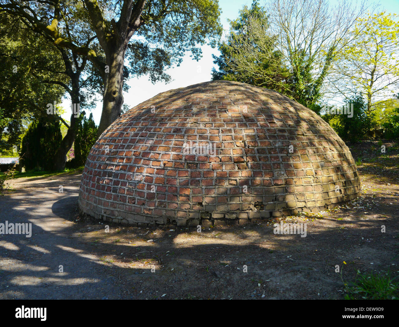 Xix secolo coperti di mattoni casa di ghiaccio a Tapeley Park vicino a Instow, Devon, Inghilterra. Foto Stock